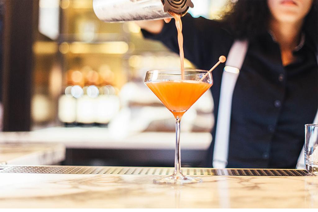 纽约西屋酒店 外观 照片 A bartender pouring a cocktail