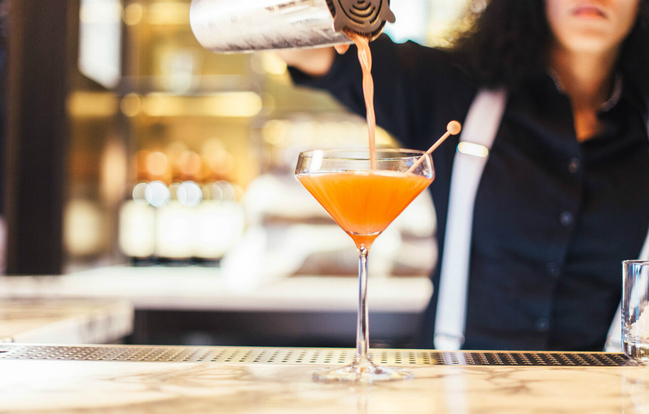 纽约西屋酒店 外观 照片 A bartender straining a cocktail